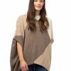 En rundhalsad poncho med ärm beige