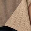 En rundhalsad poncho med ärm beige