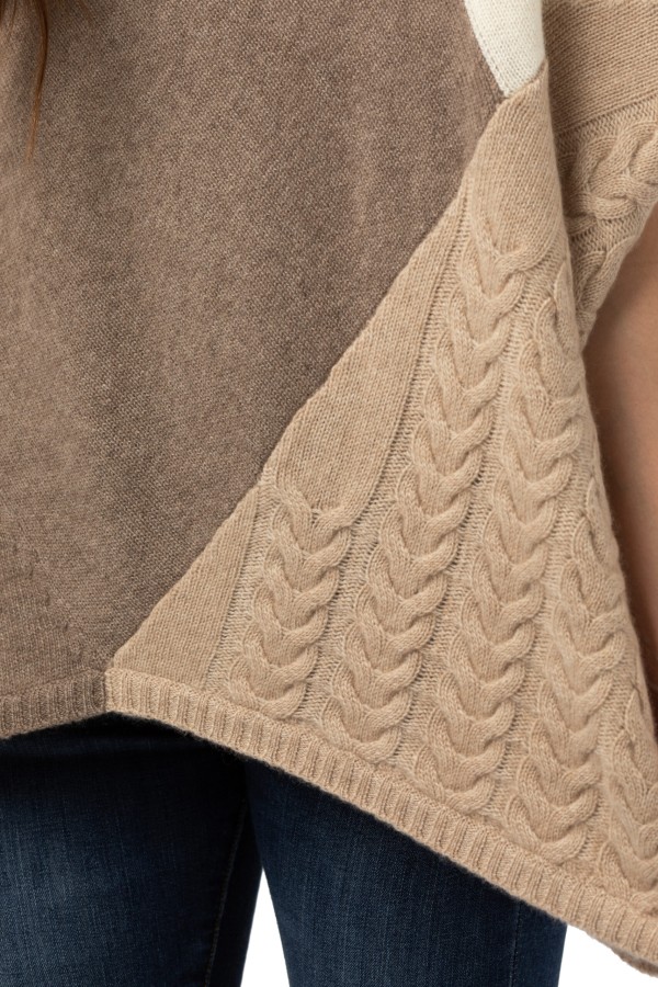 En rundhalsad poncho med ärm beige