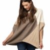 En rundhalsad poncho med ärm beige