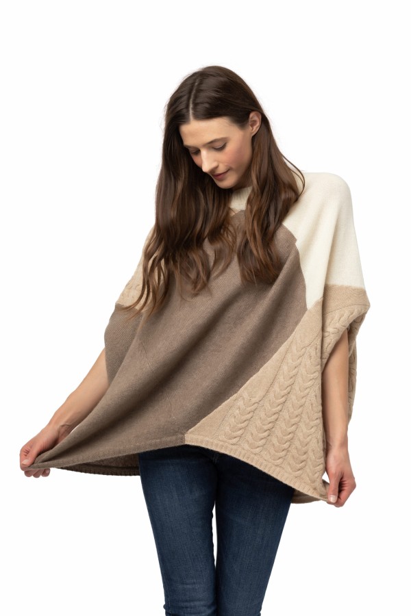 En rundhalsad poncho med ärm beige