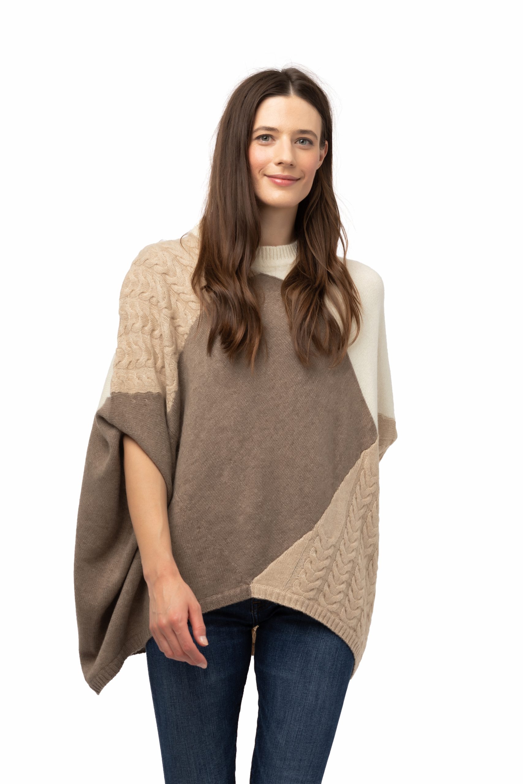 En rundhalsad poncho med ärm beige
