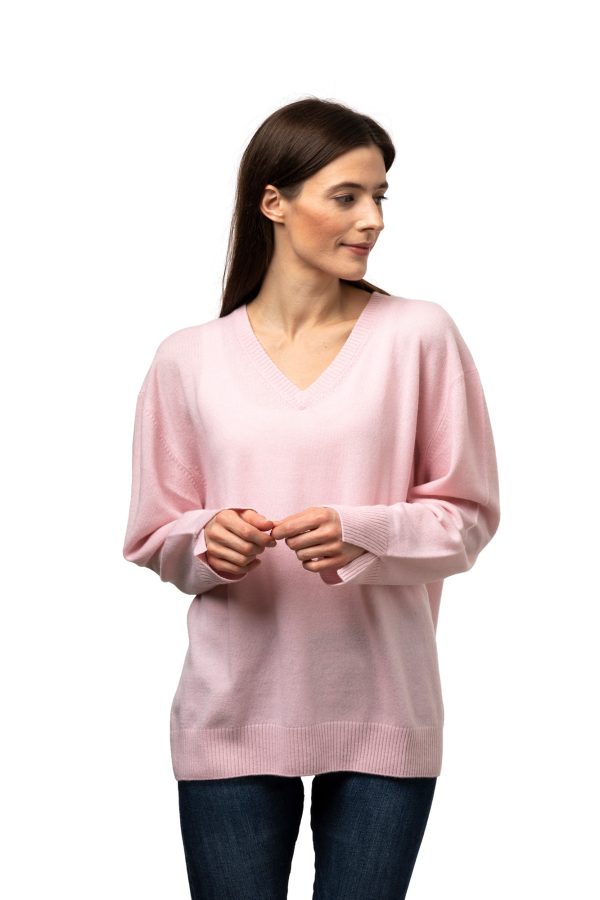 Tröja Ada - V-ringad klassisk tröja med fint sprund vid ärmens slut ljusrosa