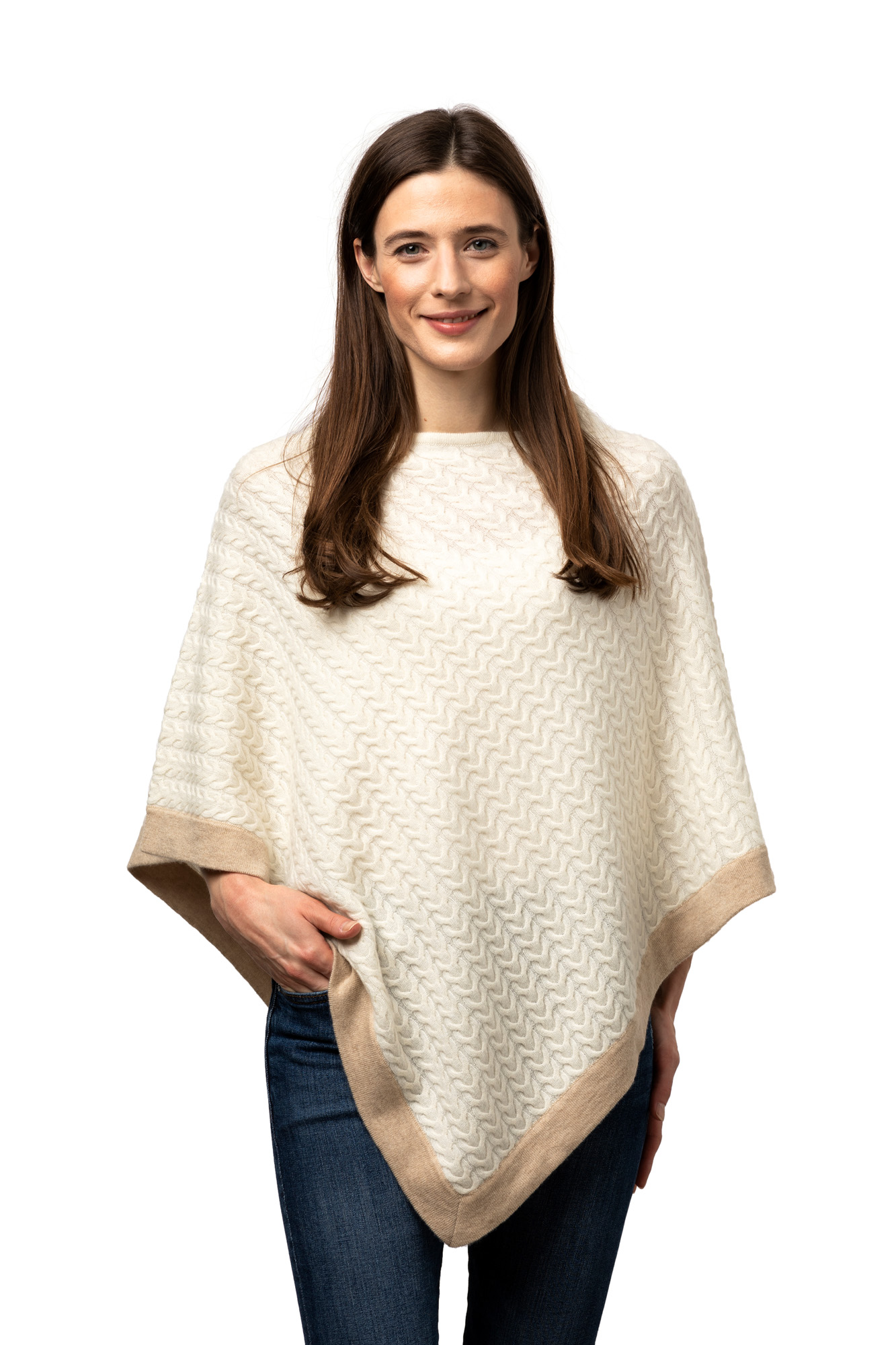 Rundhalsad Jennie poncho naturvit och ljusbeige flätad