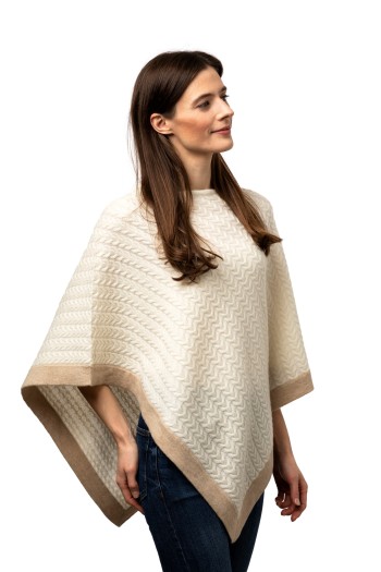 Rundhalsad Jennie poncho naturvit och ljusbeige flätad