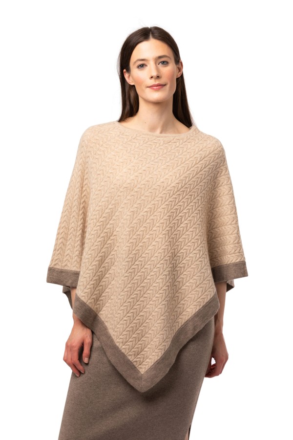 Rundhalsad Jennie poncho ljusbeige beige flätad