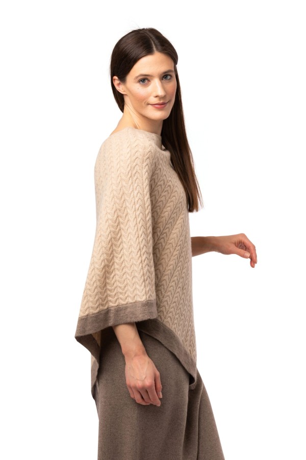 Rundhalsad Jennie poncho ljusbeige beige flätad