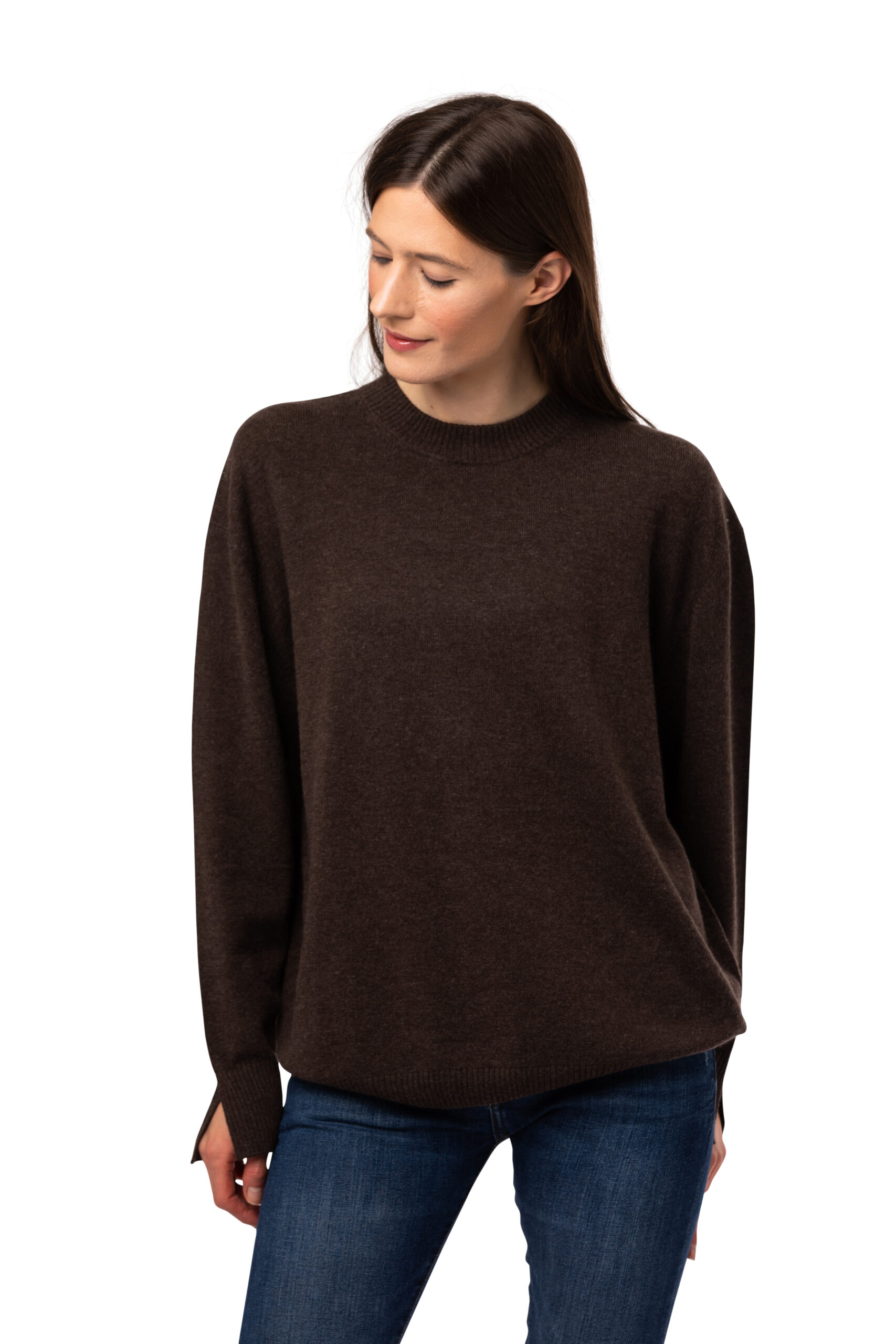 Tröja Ada rundhalsad -Klassisk tröja med sprund vid ärmens slut brun
