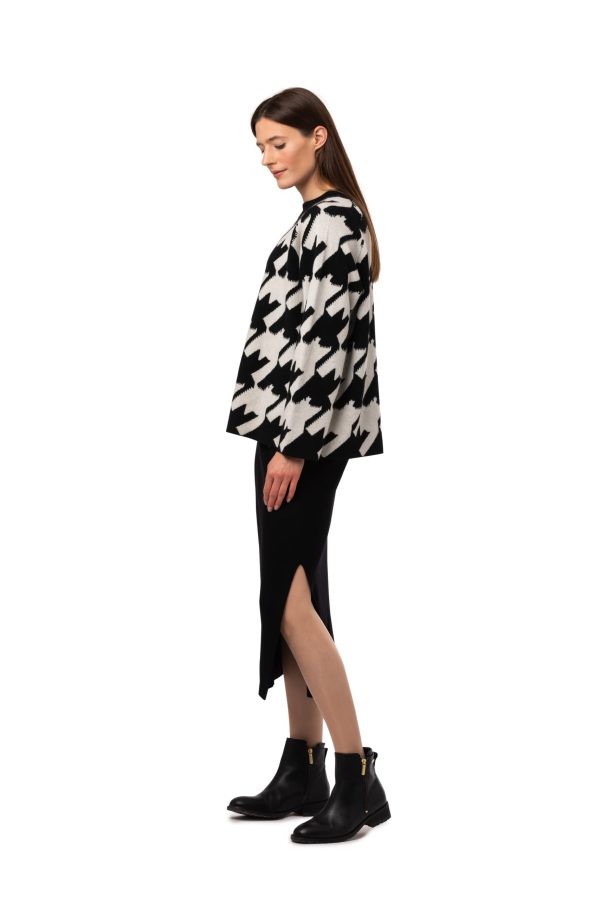 Tröja Inez - overize tröja med trendigt mönster naturvit svart