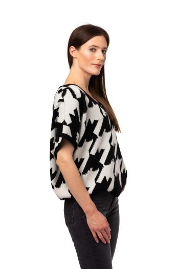 Tröja Inez -v-ringad tröja med trendigt mönster naturvit svart