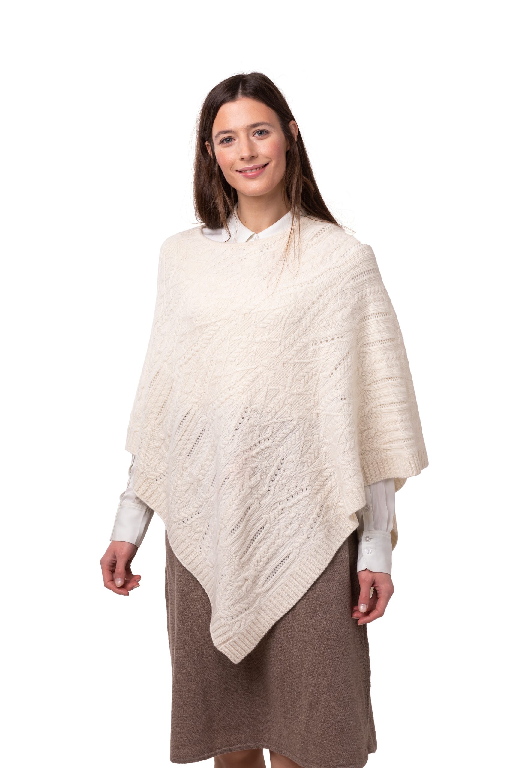 Flätad poncho - rundhalsad poncho med vackert flätmönster, naturvit
