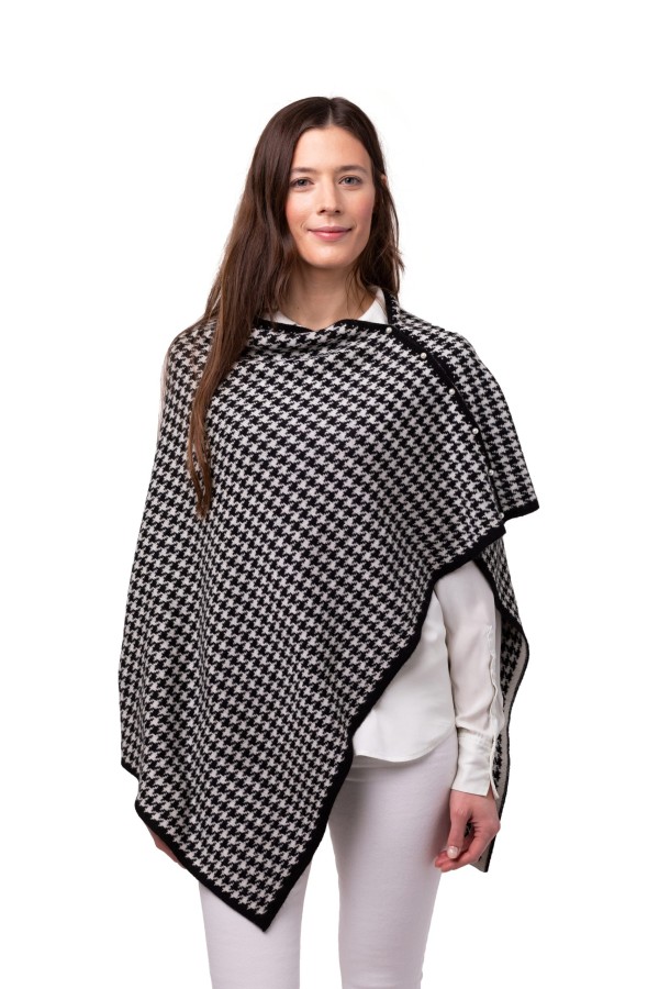 Inez poncho - hundtandsmönstrad poncho med dekorativa knappar, naturvit/svart