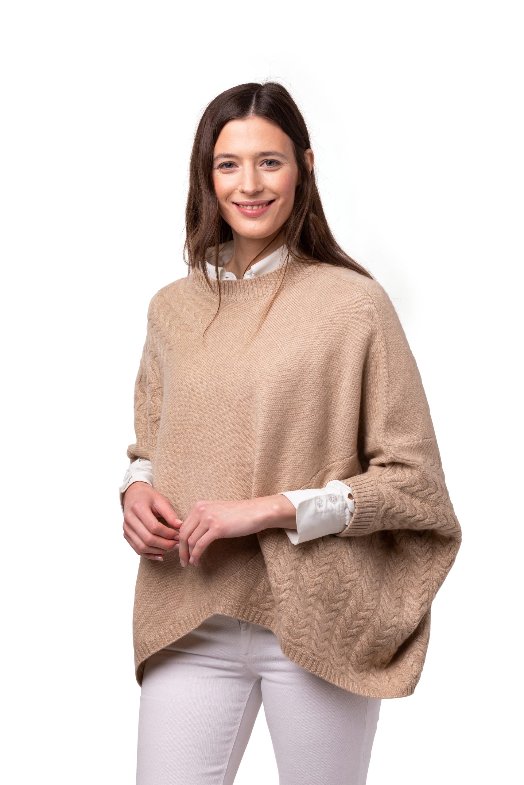 En rundhalsad poncho med ärm ljusbeige