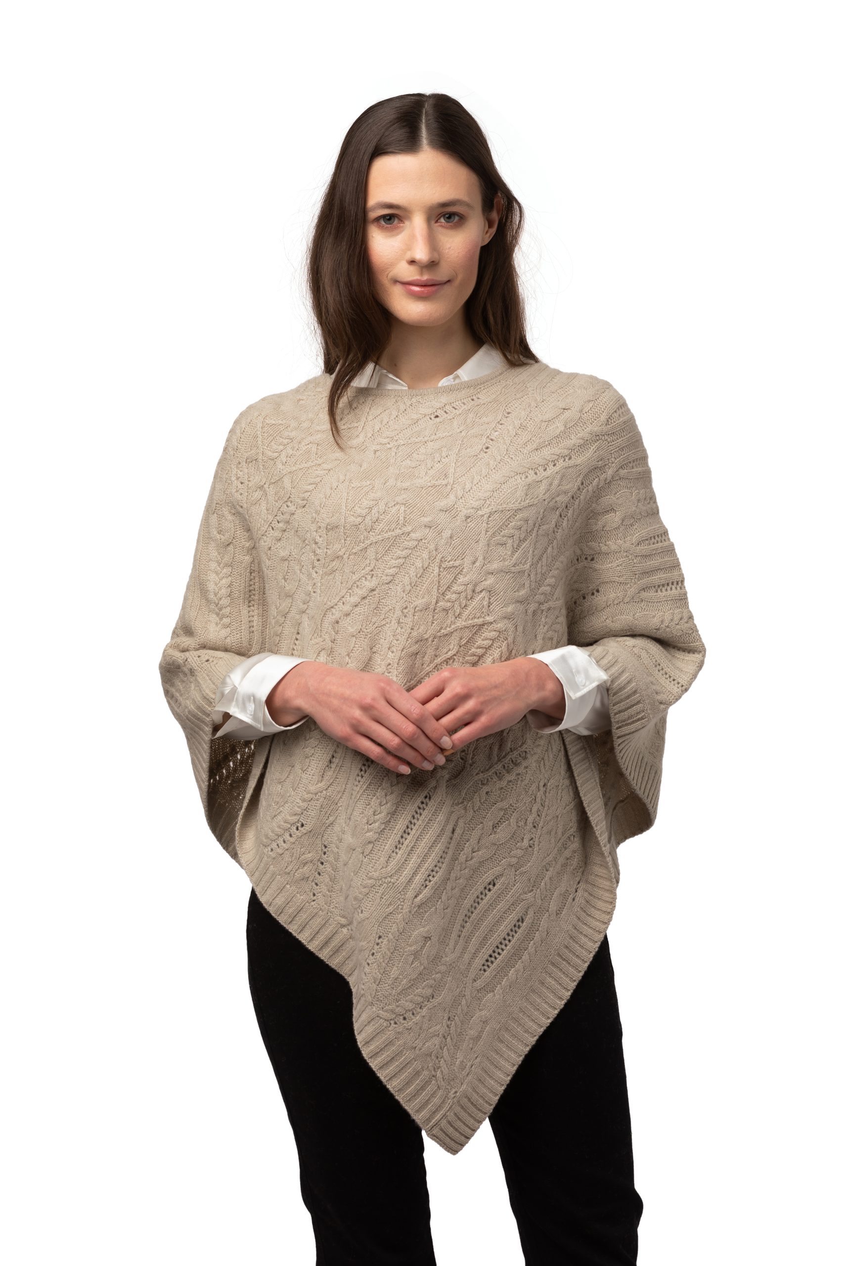 Flätad poncho – rundhalsad poncho med vackert flätmönster, sand