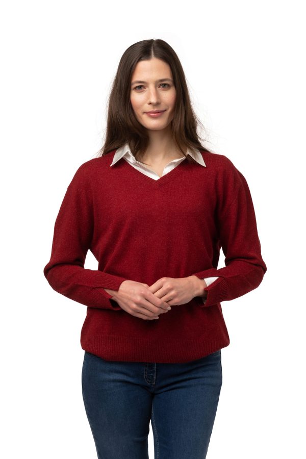 Tröja Ada - V-ringad klassisk tröja med fint sprund vid ärmens slut, röd dahlia