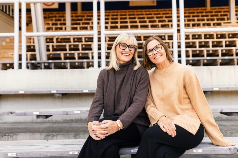 kofta Anna , kashmir polo brun och Tröja Agnes i kamel. Tillsammans med svarta kashmirbyxor från 8design cashmere