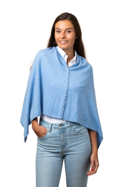 Inez poncho enfärgad, poncho med dekorativa pärlemoknappar, himmelsblå