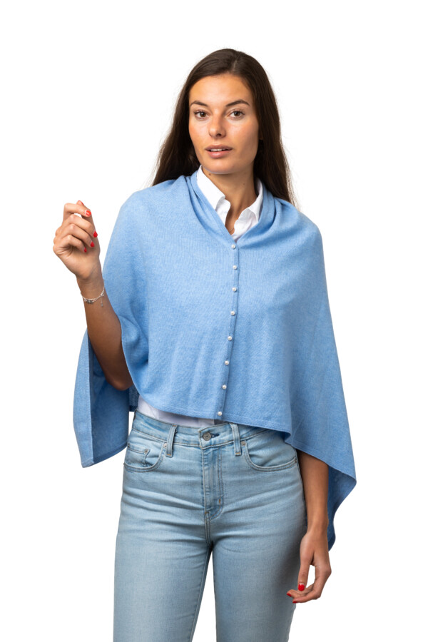 Inez poncho enfärgad, poncho med dekorativa pärlemoknappar, himmelsblå