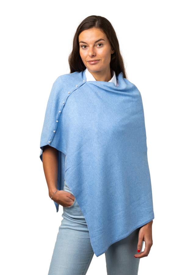 Inez poncho enfärgad, poncho med dekorativa pärlemoknappar, himmelsblå