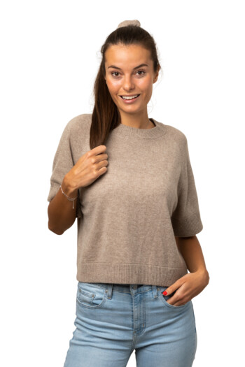 Tröja Karin - kortare tröja där halsringning och muddar är dubbelstickad, linbeige