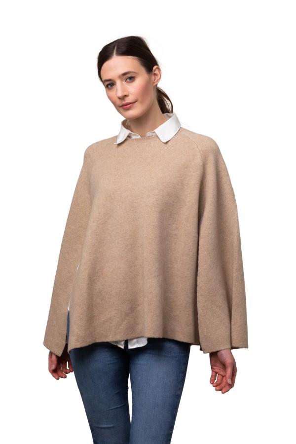 Cap klassisk - vacker cape i slätstickad cashmere ljusbeige
