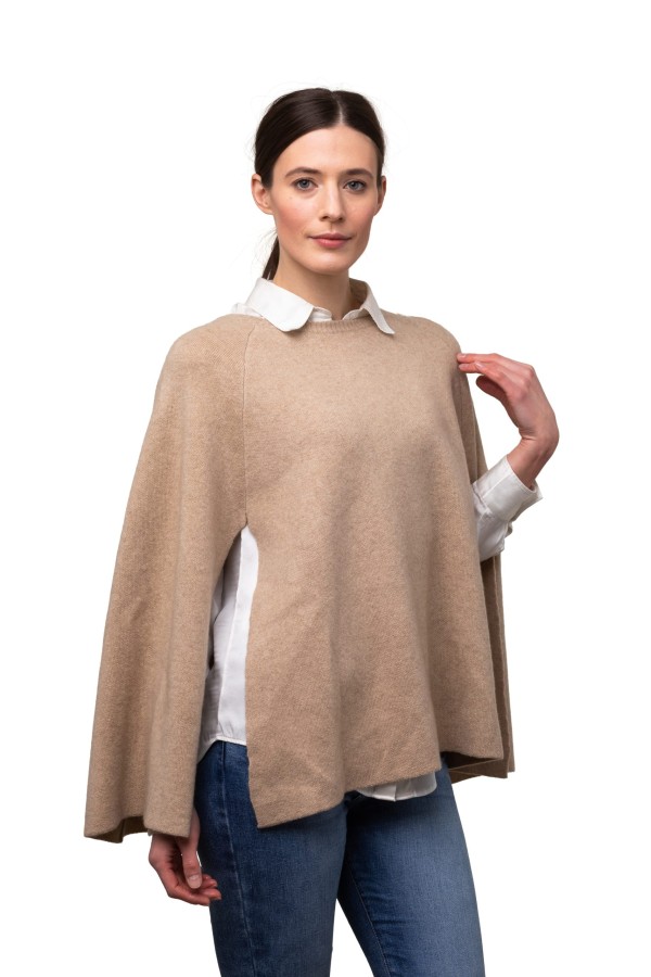 Cap klassisk - vacker cape i slätstickad cashmere ljusbeige