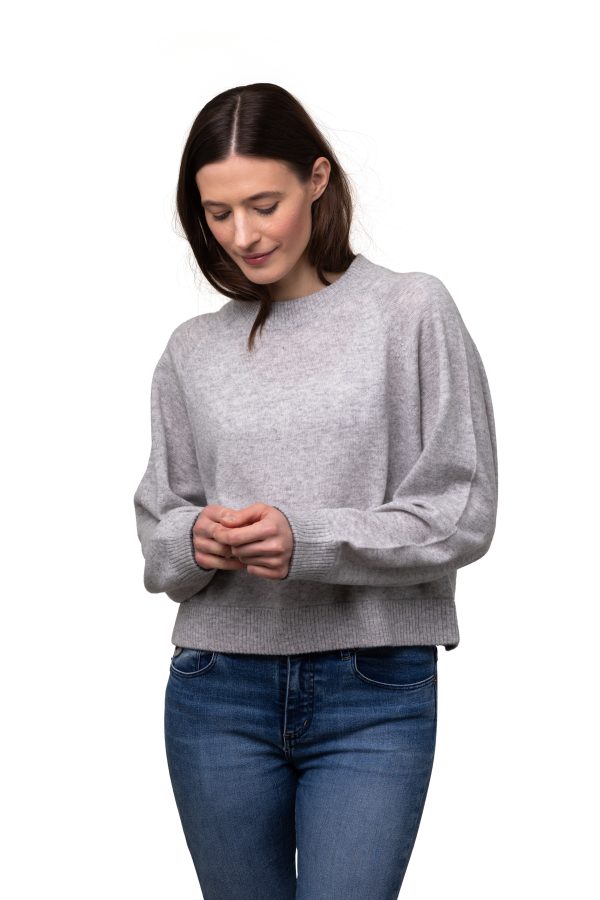 Tröja Karin - kortare tröja där halsringning och muddar är dubbelstickad i annan färg ljusgrå/silvergrå
