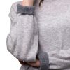 Tröja Karin - kortare tröja där halsringning och muddar är dubbelstickad i annan färg ljusgrå/silvergrå
