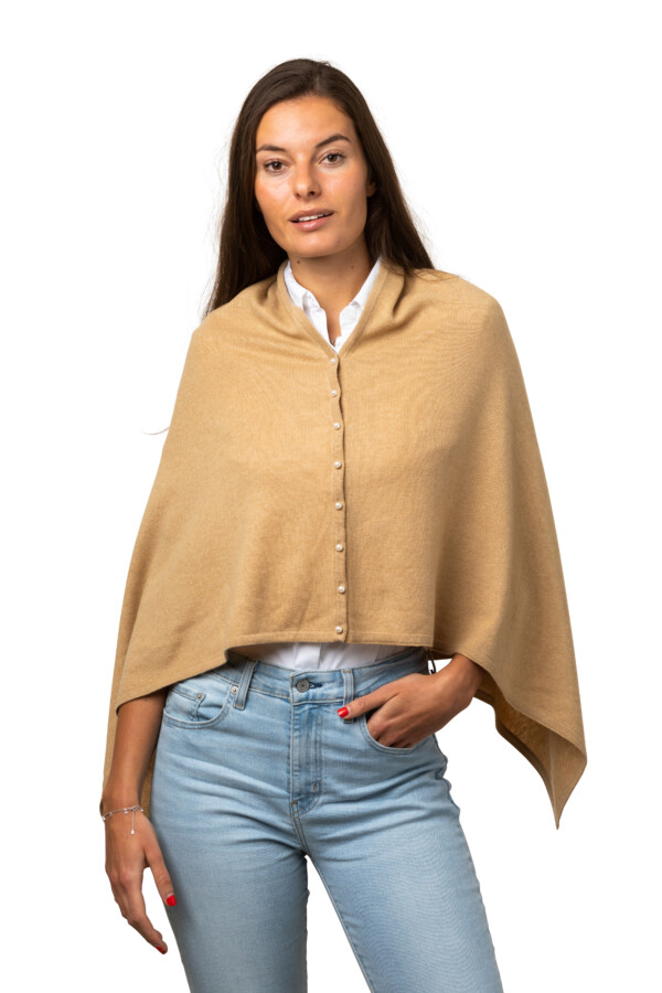 Inez poncho enfärgad, poncho med dekorativa pärlemoknappar, latte